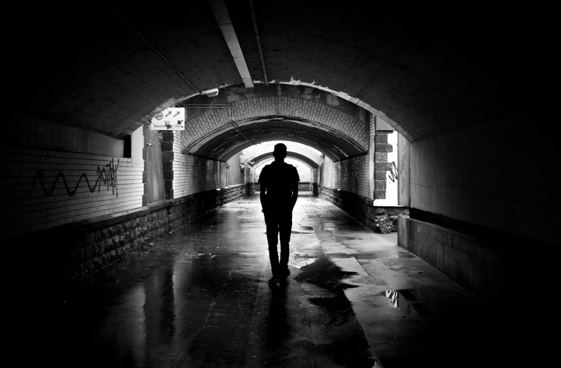 一個男人在隧道中的剪影照片