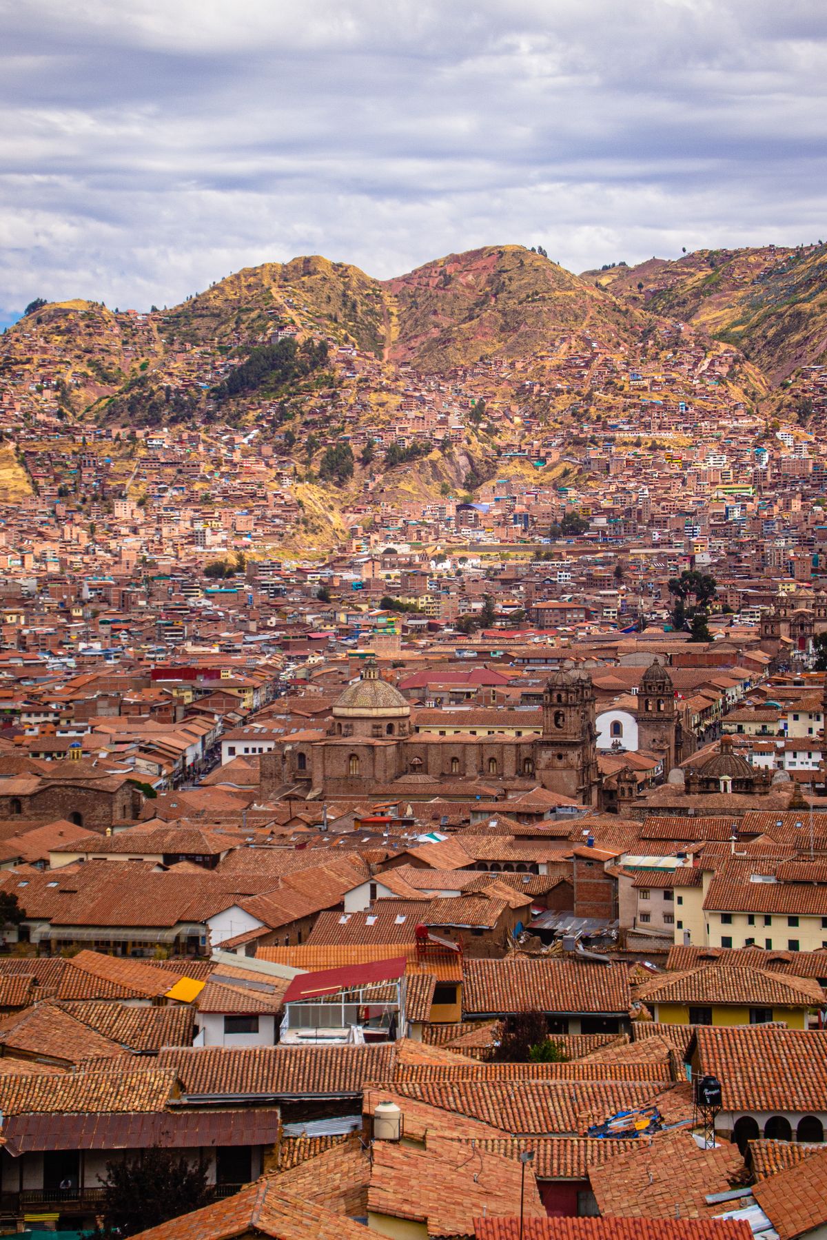 Os telhados de Cusco e as montanhas ao redor, vistos do alto