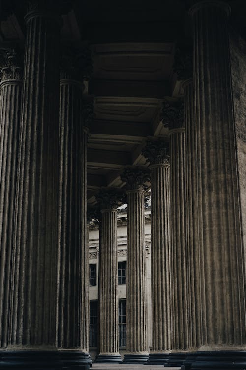 Monumental Columns in Building