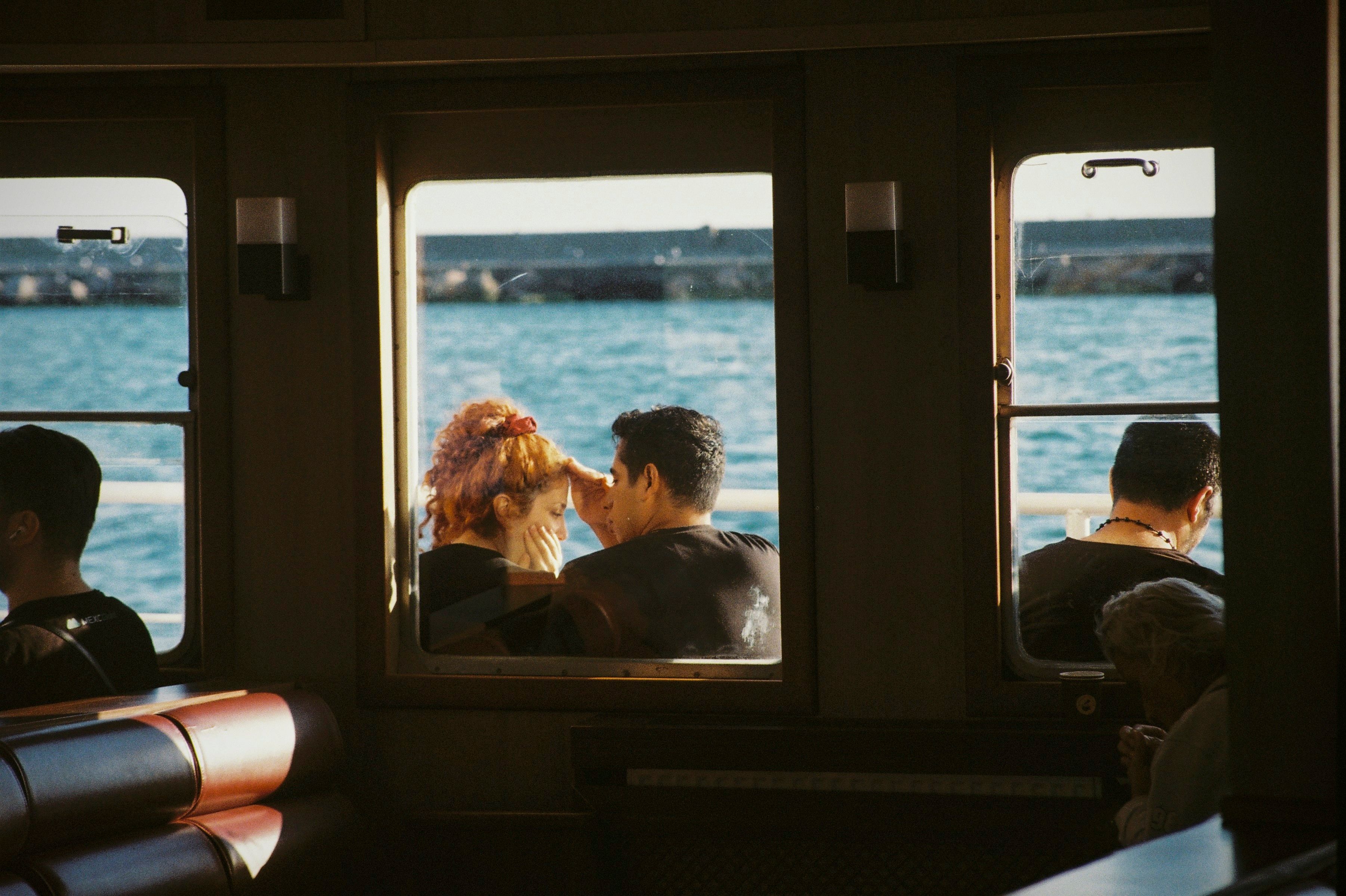 Casal romântico no convés do Navio Explora Journeys 1, apreciando a vista do oceano em uma viagem de luxo.