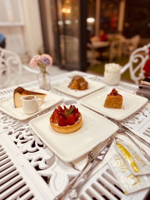 Free An elegant café setting in Van, Türkiye featuring a selection of delicious desserts and a cozy ambiance. Stock Photo