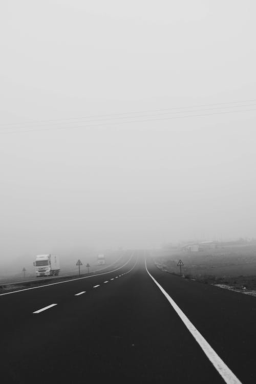 Immagine gratuita di bianco e nero, meteo, nebbia