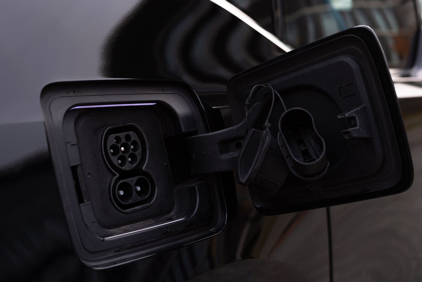 Nahaufnahme eines Ladeanschlusses an einem Elektroauto