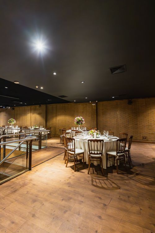 Free Spacious banquet hall with elegant table settings, perfect for weddings and special events. Stock Photo