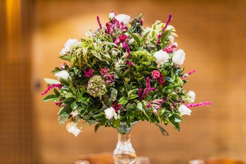 Free A vibrant floral bouquet featuring various flowers elegantly arranged in a clear glass vase. Stock Photo