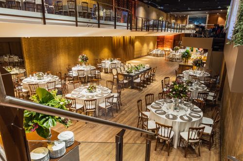 Free Luxurious wedding reception venue with beautifully decorated tables and elegant seating. Stock Photo