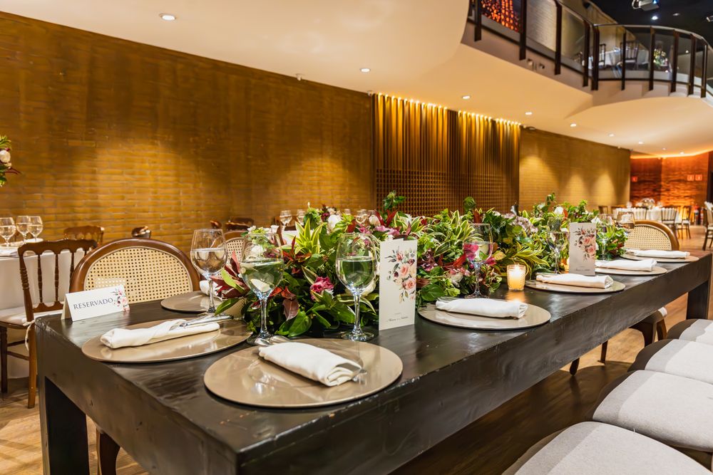 Decorated event tables with flowers and fine tableware