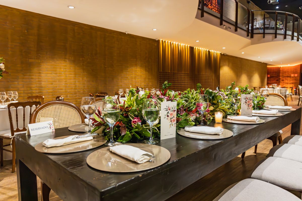 Decorated event tables with flowers and fine tableware