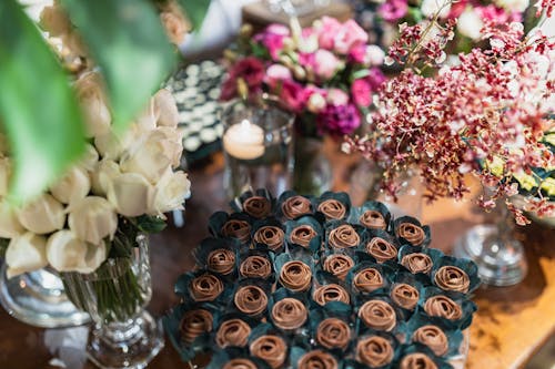 Gratis stockfoto met bloemen, cakes, decor