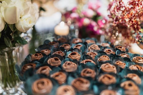 Free Beautiful table setting with chocolate shapes and floral decorations, perfect for weddings and celebrations. Stock Photo