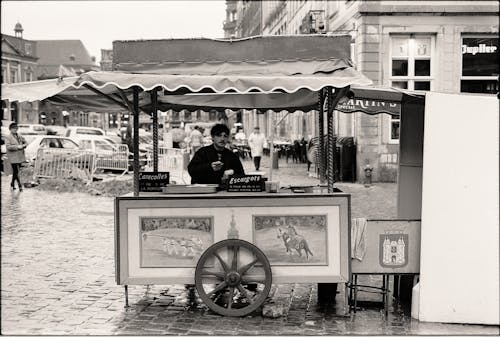 Fotobanka s bezplatnými fotkami na tému čierny a biely, mestský, muž