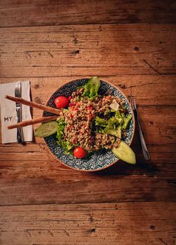 Salade de pois chiches et épinards croquants