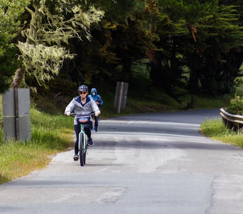 Základová fotografie zdarma na téma cyklista, helma, jízdní kolo