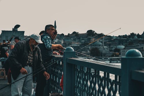 https://images.pexels.com/photos/17004437/pexels-photo-17004437/free-photo-of-men-fishing-in-the-bosporus-from-the-galata-bridge-in-istanbul-turkey.jpeg?auto=compress&cs=tinysrgb&dpr=1&w=500