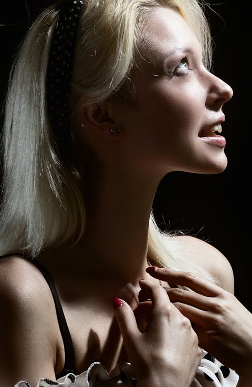 Free Portrait of a Smiling Young Woman Stock Photo