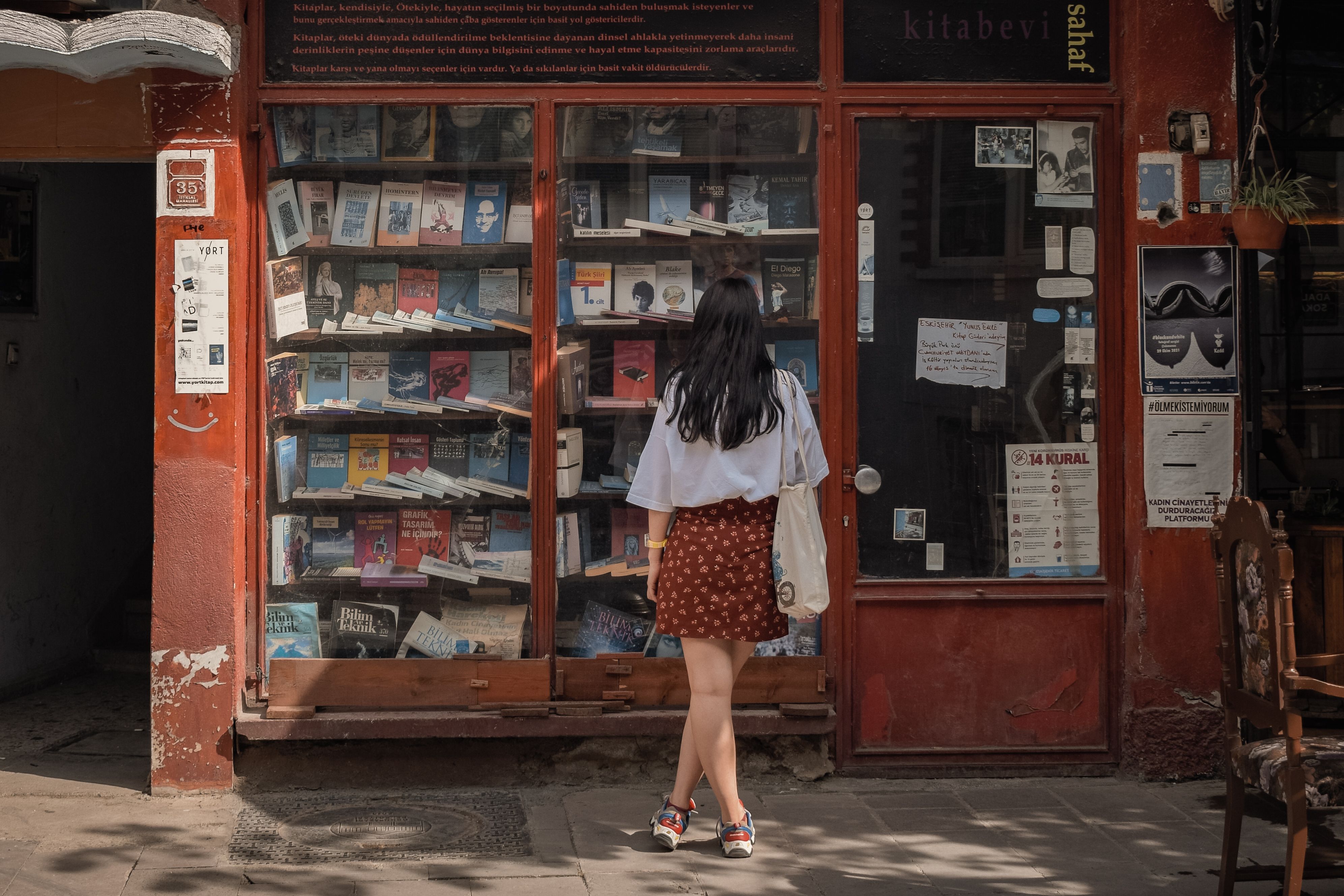 Visite de la bibliothèque indépendante Letras & Café