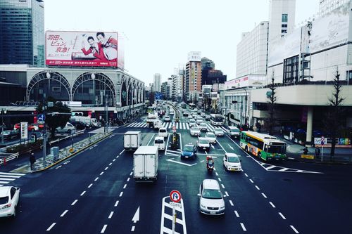 Free Busy traffic scene in Shinjuku, Tokyo showcasing city life and architecture. Stock Photo