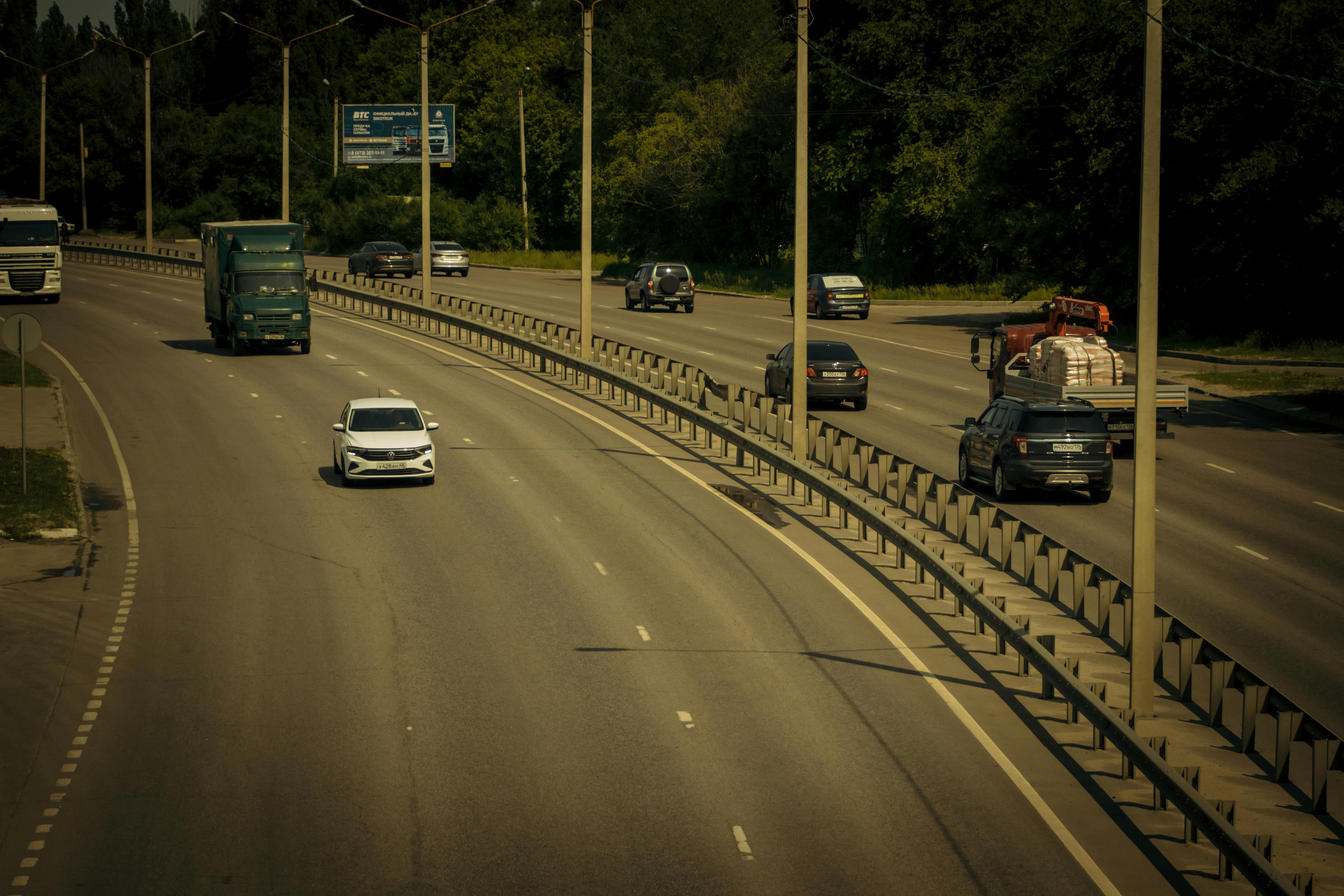 Tips for Handling Merging Lanes With Ease - Featured Image