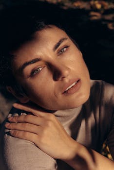 短发女性在自然光下的特写，妆容优雅而微妙