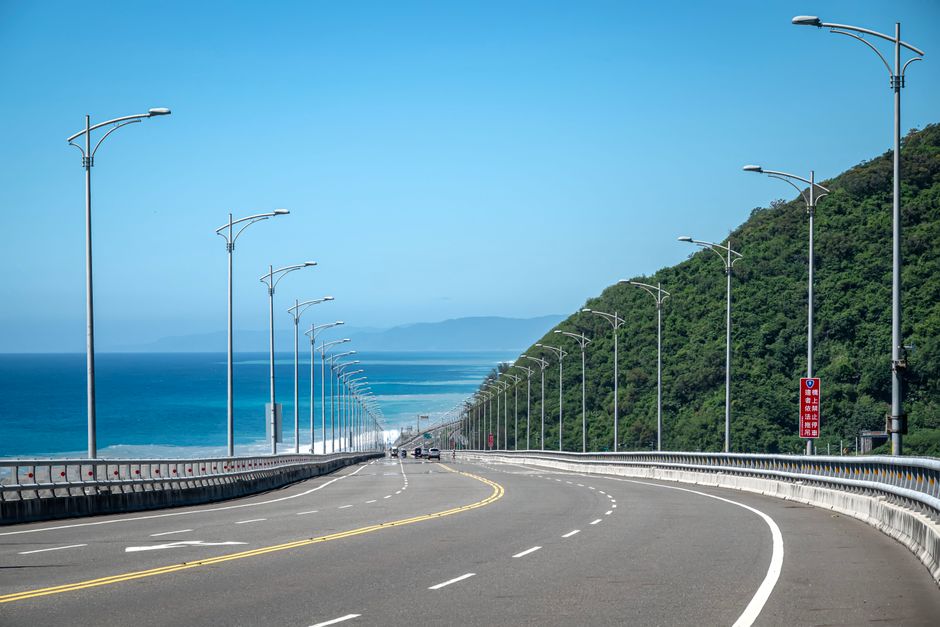 Comparison of corrosion patterns on steel and aluminum pole materials