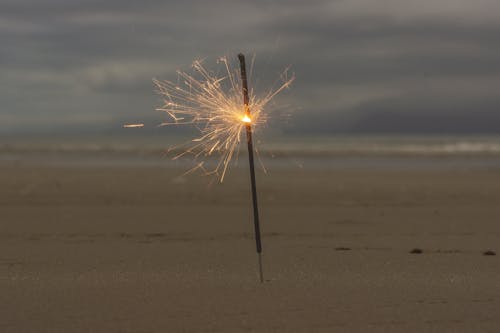 모래, 반짝임 스틱, 불꽃놀이의 무료 스톡 사진
