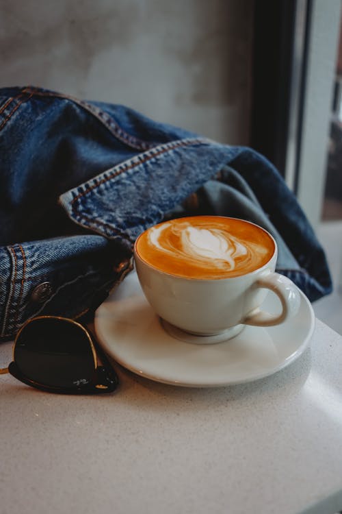 Kostnadsfri bild av dryck, jeansjacka, kaffe