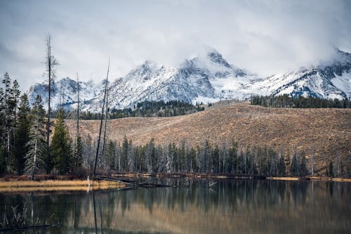 Foto De Um Lago Perto De Uma Montanha Coberta De Neve