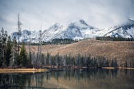 伊利诺伊州斯坦利的山地景观宁静，水面平静倒影