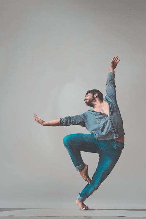 Hombre Bailando Con Pantalones Camisa Manga Larga · Foto de stock gratuita