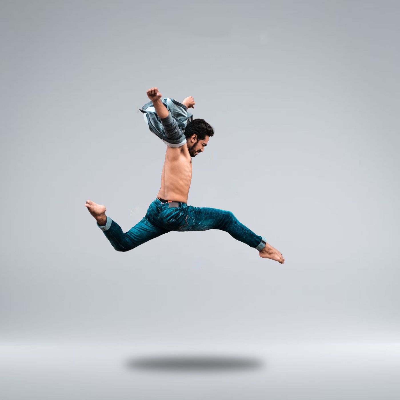Dançarino em salto dinâmico