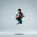 一位熟练的男舞者以令人印象深刻的空中伸展，展示了出色的运动能力和敏捷性