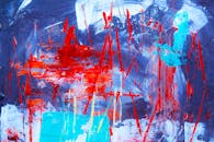动态抽象绘画以生动的红蓝笔触呈现，是现代装饰的理想选择
