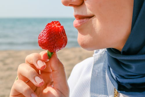 Immagine gratuita di avvicinamento, donna, fragola