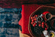 乡村木地板上，装饰篮里装着红色浆果、松果和度假用品