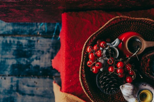 乡村木地板上，装饰篮里装着红色浆果、松果和度假用品