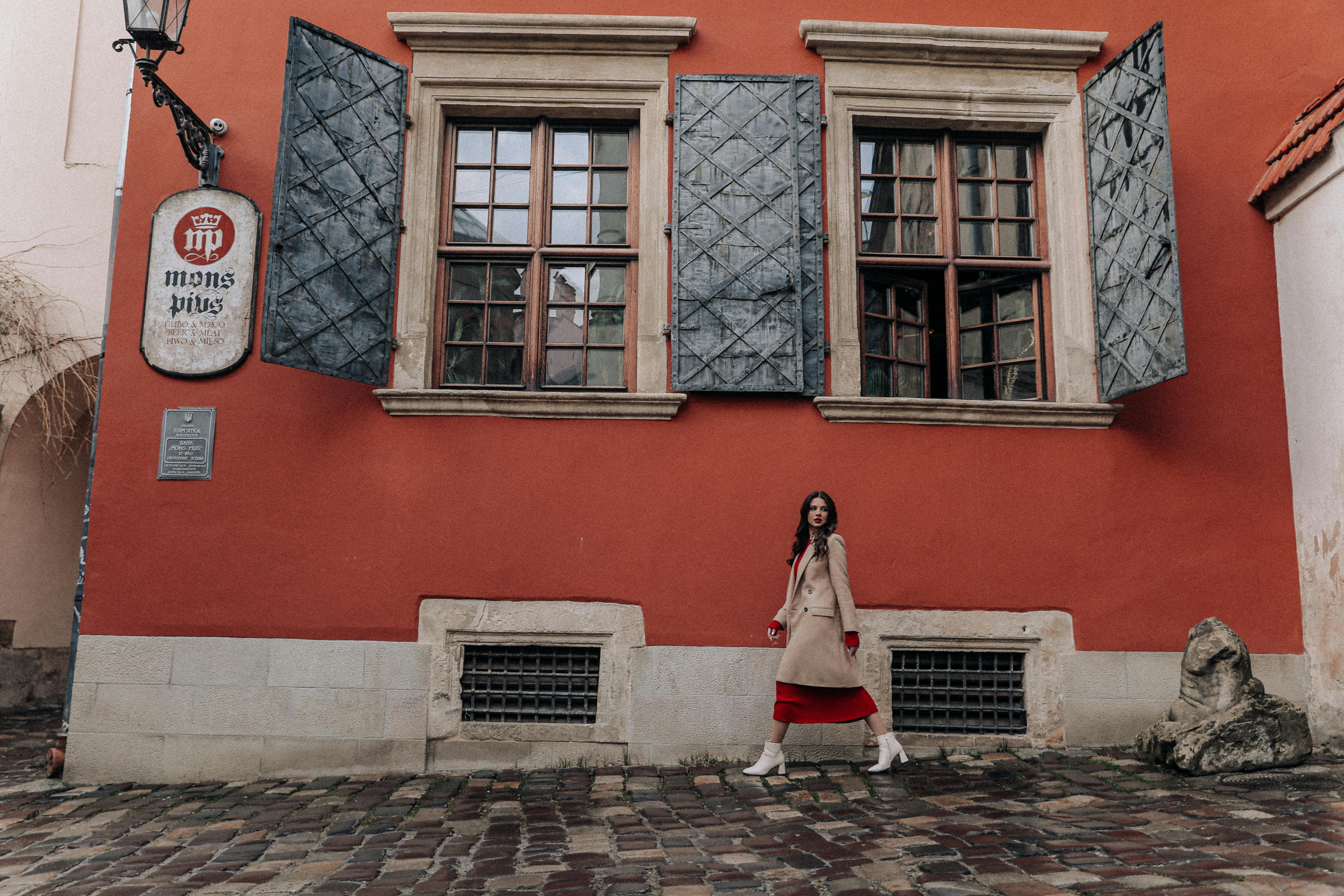 bezplatná Základová fotografie zdarma na téma aan lichtbak toevoegen, architektura, červené šaty Základová fotografie