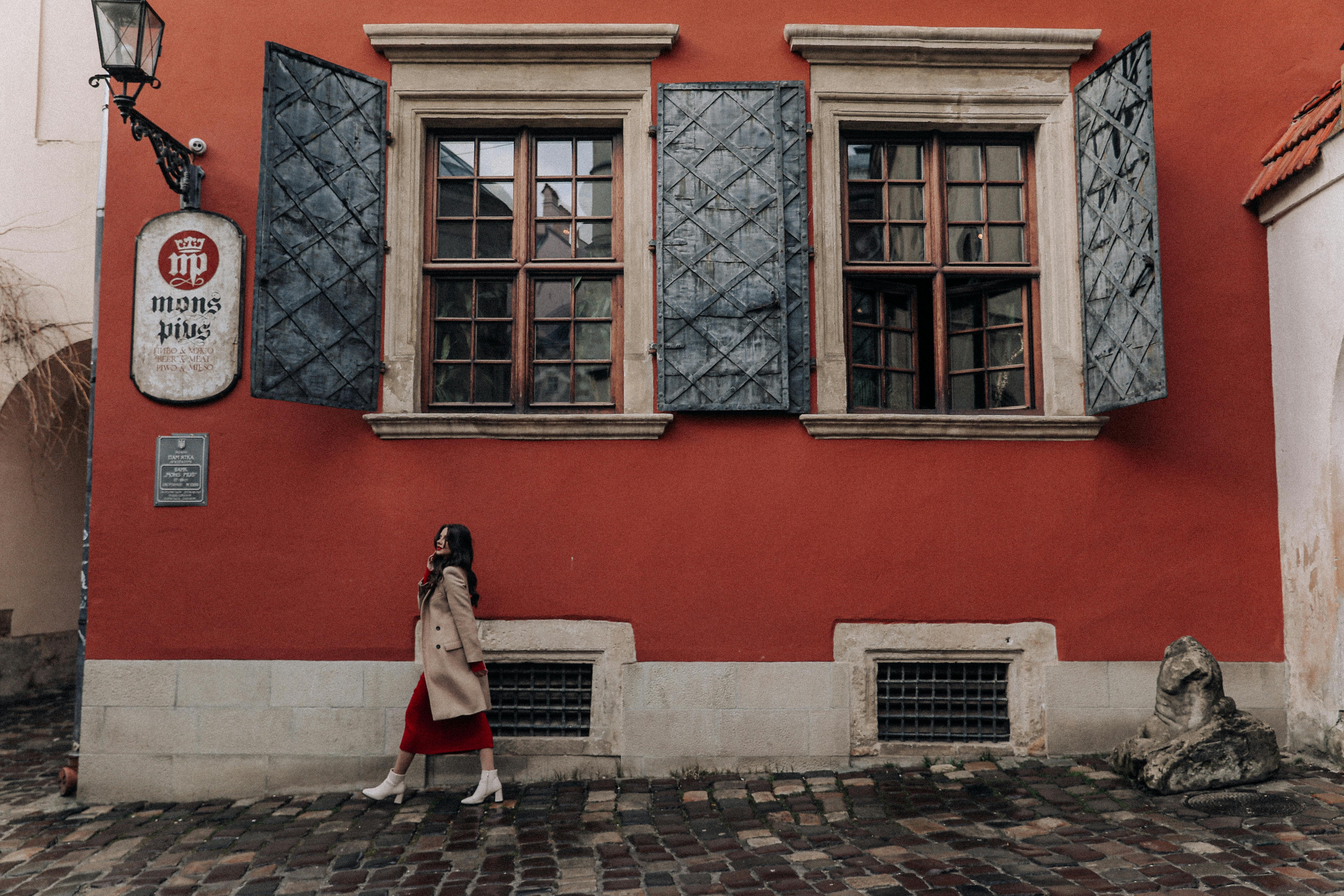 Ilmainen kuvapankkikuva tunnisteilla arkkitehtuuri, arkkitehtuurin yksityiskohtia, beige takki Kuvapankkikuva