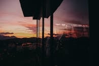 美丽的日落与山脉映在窗上，营造出温暖而宁静的氛围