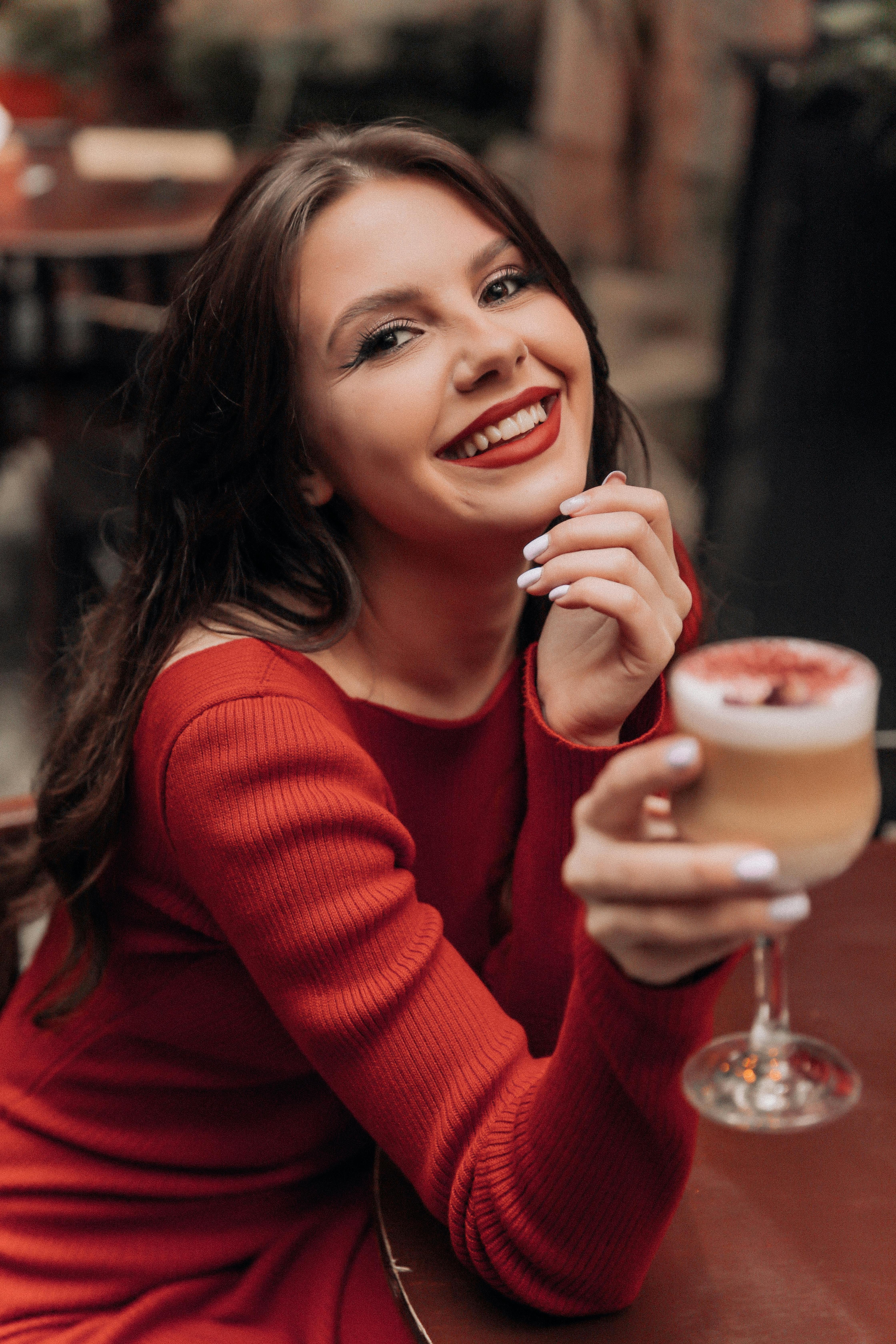 bezplatná Základová fotografie zdarma na téma běloch, brunetka, červené šaty Základová fotografie