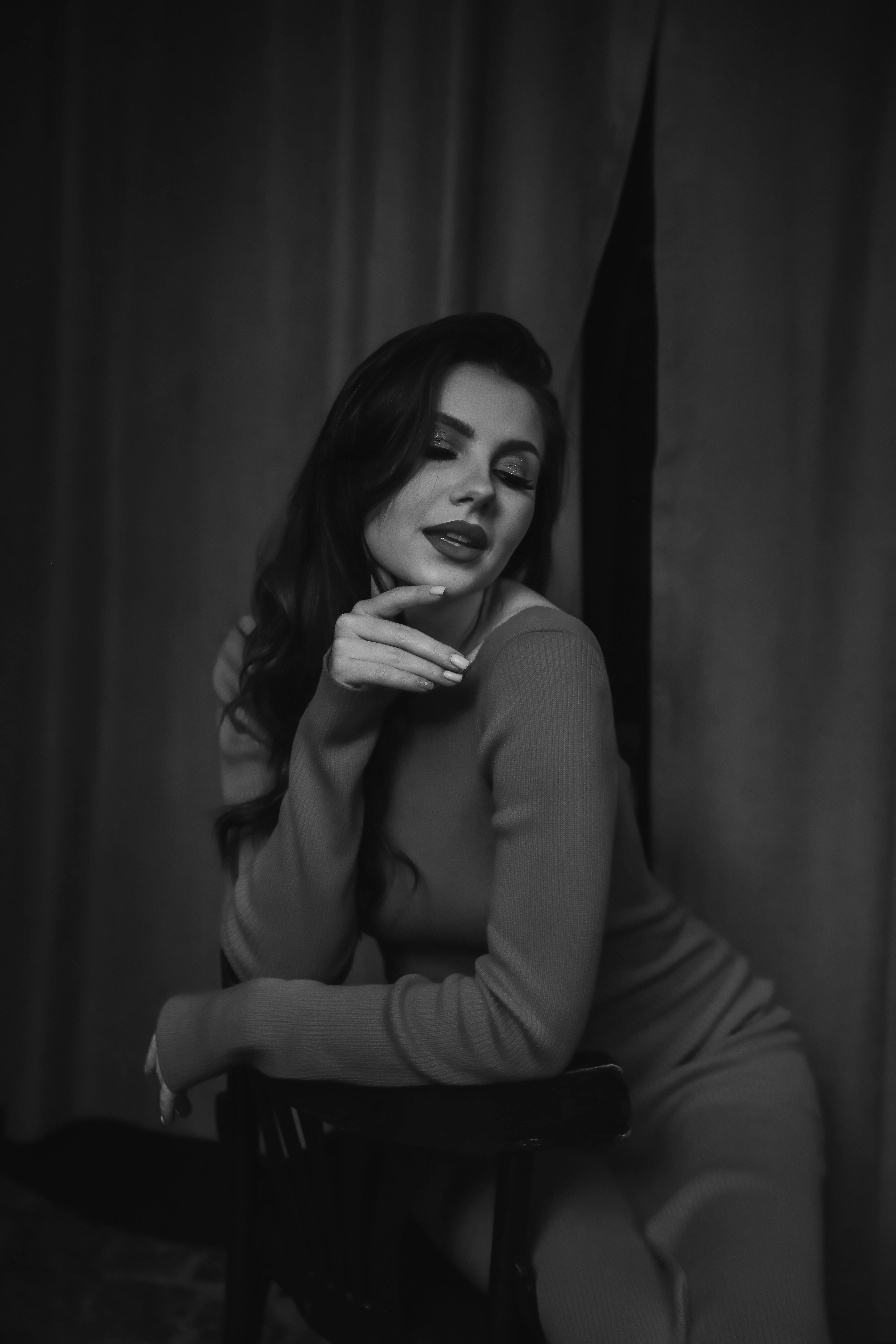 bezplatná Základová fotografie zdarma na téma černobílý, dlouhé vlasy, elegance Základová fotografie