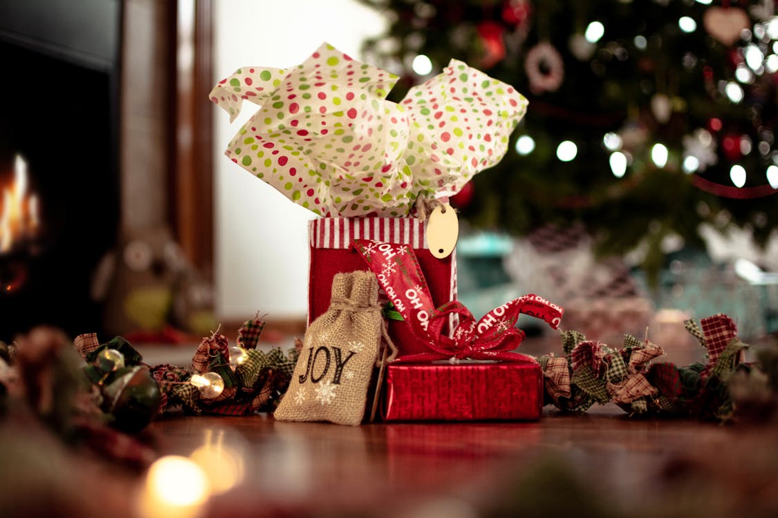 Безкоштовне стокове фото на тему «відображення, подарунки, Різдво»
