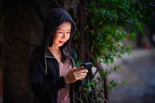 Gratis stockfoto met Aziatische vrouw, glimlachen, hoodie