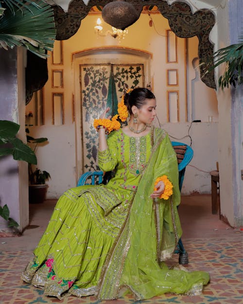 Model in Glamour Sari