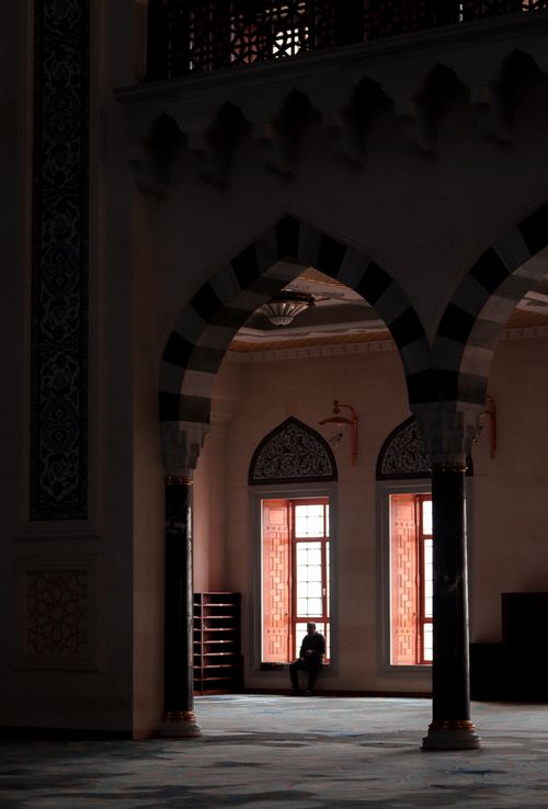 Free Beautifully crafted mosque interior showcasing arches, columns, and soft window light. Stock Photo