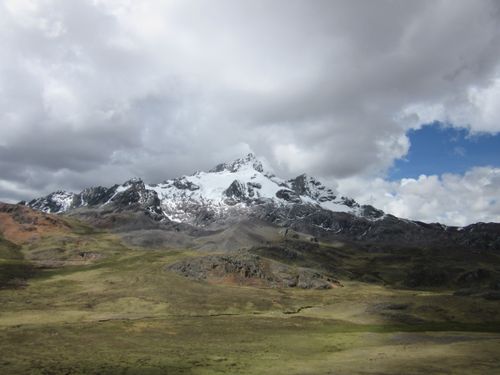 Free Scenic view of a snow-capped mountain under cloud-cover, perfect for nature lovers. Stock Photo