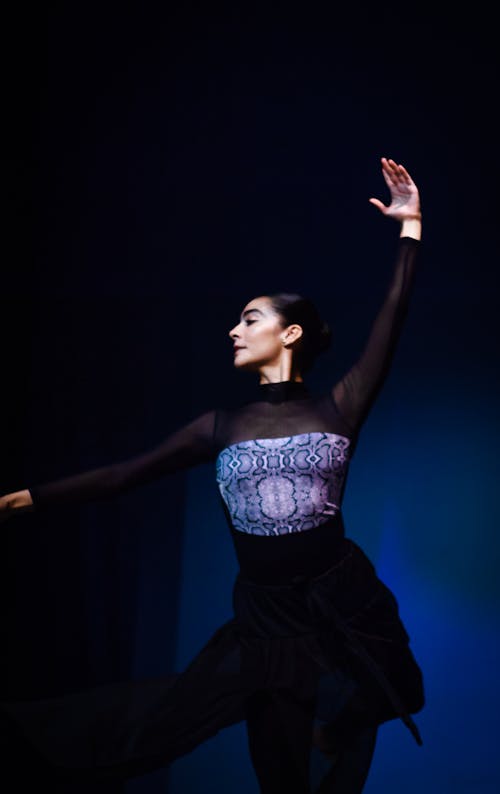 Безкоштовне стокове фото на тему «балерина, балетний танцівник, блакитний фон»