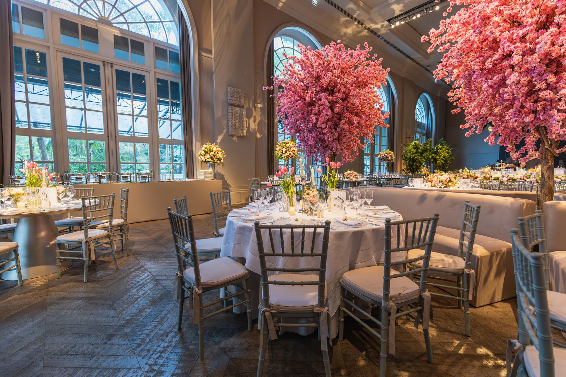 Mengenal Standar Kualitas Pelayanan Jagarasa dalam Menyediakan Jasa Catering Profesional 3 Luxurious indoor restaurant setting with pink floral decorations and elegant table arrangements.