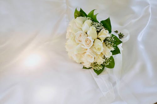 Букет цветов с белыми лепестками на белой поверхности