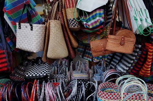 Free Vibrant display of handmade woven bags at a street market, perfect for fashion enthusiasts. Stock Photo