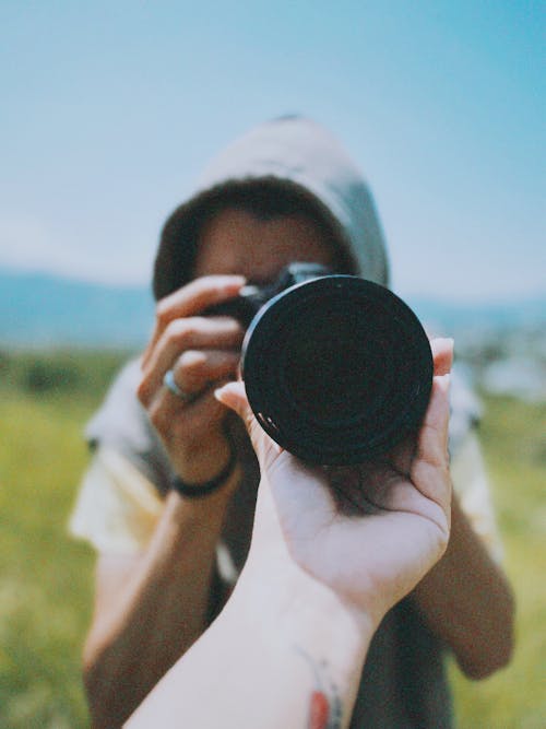 Základová fotografie zdarma na téma držení, fotit, fotoaparát